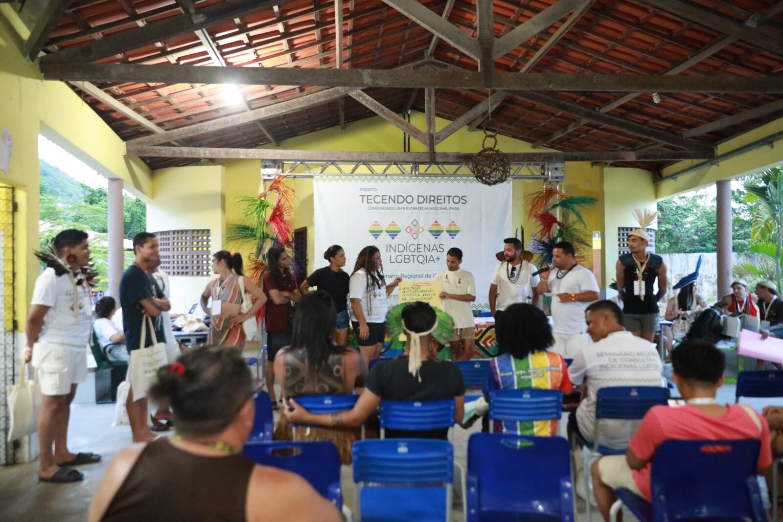 Dessa forma, a participação da Rede foi de fato uma experiência transformadora. Sua atuação não apenas enriqueceu os debates e gerou impacto no evento, mas também reafirmou a importância das iniciativas colaborativas na promoção dos direitos humanos e da diversidade. Mais do que isso, reforçou seu compromisso inabalável com a causa indígena LGBTQIA+, destacando a necessidade contínua de espaços de diálogo e mobilização para a construção de uma sociedade mais justa e igualitária. Rede Arandu, INCT Caleidoscópio.