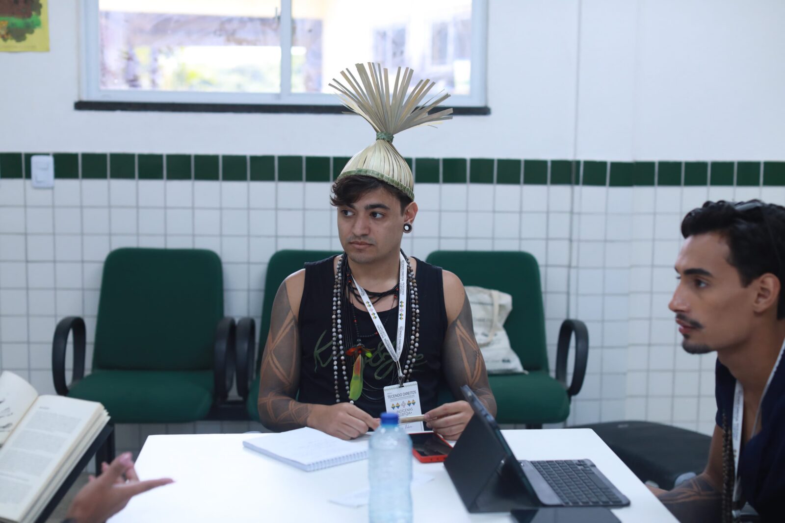 Dessa forma, a participação da Rede foi de fato uma experiência transformadora. Sua atuação não apenas enriqueceu os debates e gerou impacto no evento, mas também reafirmou a importância das iniciativas colaborativas na promoção dos direitos humanos e da diversidade. Mais do que isso, reforçou seu compromisso inabalável com a causa indígena LGBTQIA+, destacando a necessidade contínua de espaços de diálogo e mobilização para a construção de uma sociedade mais justa e igualitária. Rede Arandu, INCT Caleidoscópio.
