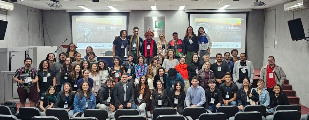 2ª Conferência Latino-Americana de Ética em Inteligência Artificial reúne pesquisadores em Niterói e coloca a participação social no centro do debate Evento sediado na Universidade Federal Fluminense debateu regulação, governança e os impactos sociais da IA. Pesquisa do INCT Caleidoscópio apresentou proposta de ética feminista e construção participativa de agente de IA na educação pública.